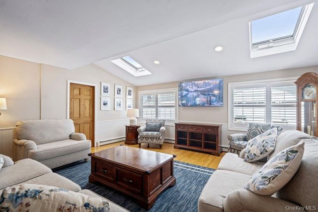 33 Skylark Lane, Levittown, NY 11756