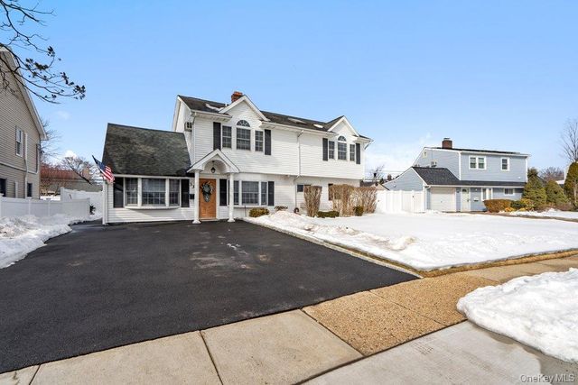 33 Skylark Lane, Levittown, NY 11756