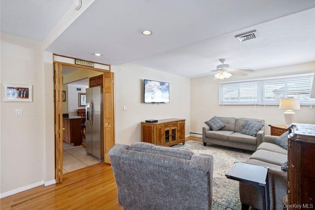 33 Skylark Lane, Levittown, NY 11756