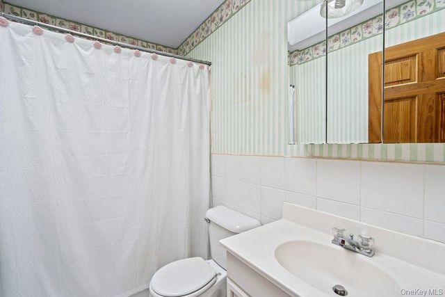 33 Skylark Lane, Levittown, NY 11756