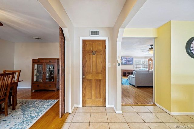 33 Skylark Lane, Levittown, NY 11756