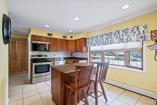 33 Skylark Lane, Levittown, NY 11756