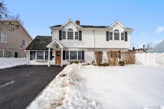 33 Skylark Lane, Levittown, NY 11756