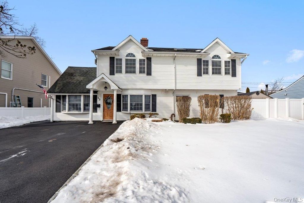 33 Skylark Lane, Levittown, NY 11756