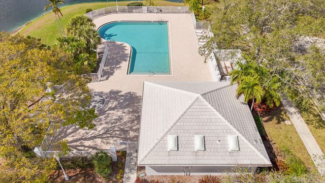 2013 Bedford Drive, Palm Beach Gardens, FL 33403