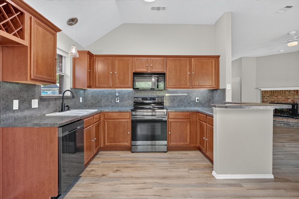 912 Cole Avenue, Denton, TX 76208 — photo 2