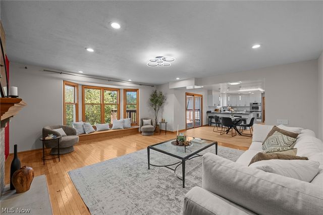 111 Waverly Lane, Chagrin Falls, OH 44022