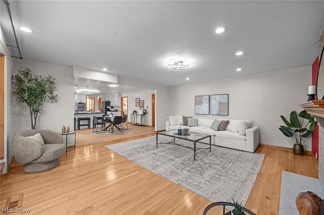111 Waverly Lane, Chagrin Falls, OH 44022