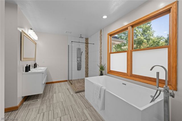 111 Waverly Lane, Chagrin Falls, OH 44022