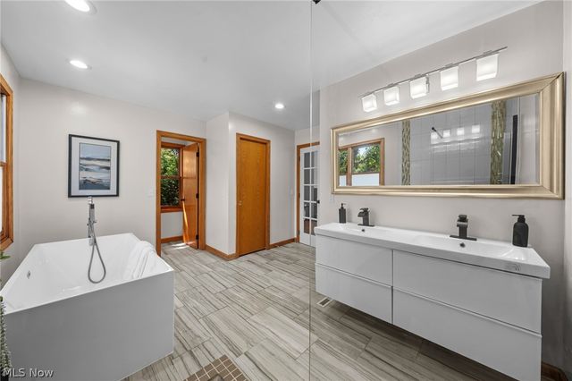 111 Waverly Lane, Chagrin Falls, OH 44022