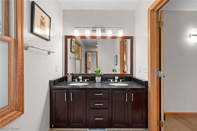 111 Waverly Lane, Chagrin Falls, OH 44022