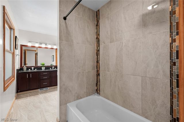 111 Waverly Lane, Chagrin Falls, OH 44022