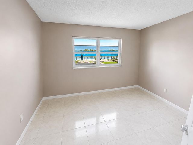 1114 LAKE Terrace 203, Boynton Beach, FL 33426