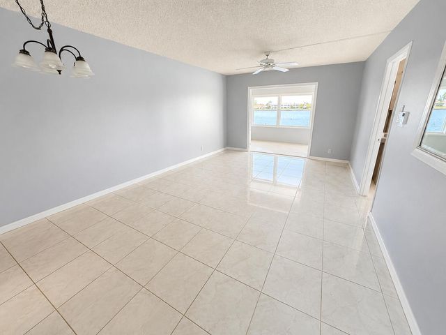 1114 LAKE Terrace 203, Boynton Beach, FL 33426