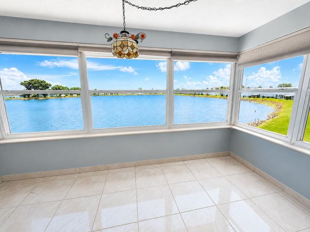 1114 LAKE Terrace 203, Boynton Beach, FL 33426