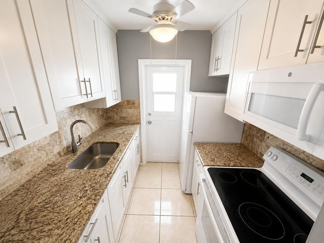 1114 LAKE Terrace 203, Boynton Beach, FL 33426