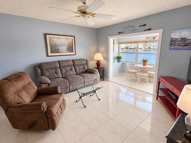 1114 LAKE Terrace 203, Boynton Beach, FL 33426