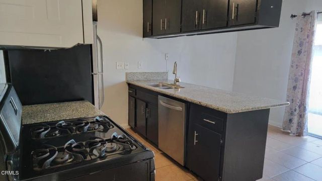 153 W Cascade Drive D, Rialto, CA 92376