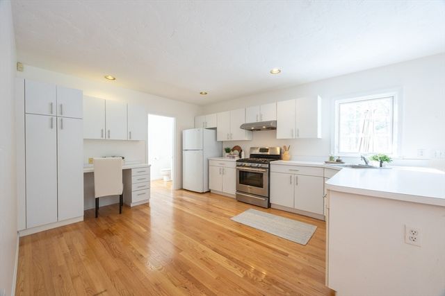 81 Parish Rd, Needham, MA 02494