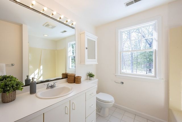 81 Parish Rd, Needham, MA 02494