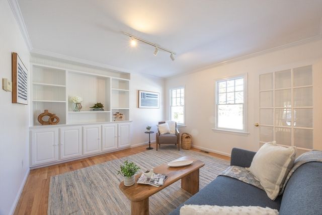 81 Parish Rd, Needham, MA 02494