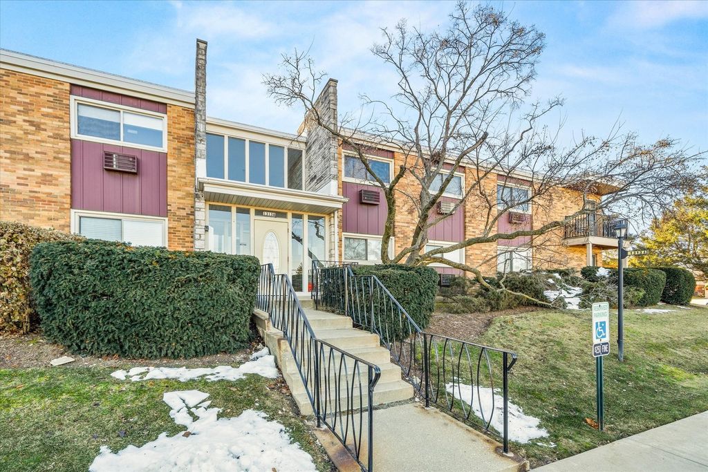 1313 S Rebecca Road 101, Lombard, IL 60148