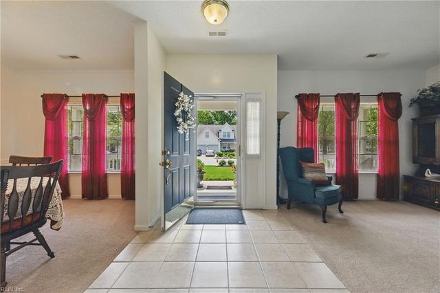 207 Robin Hood DR, Yorktown, VA 23693