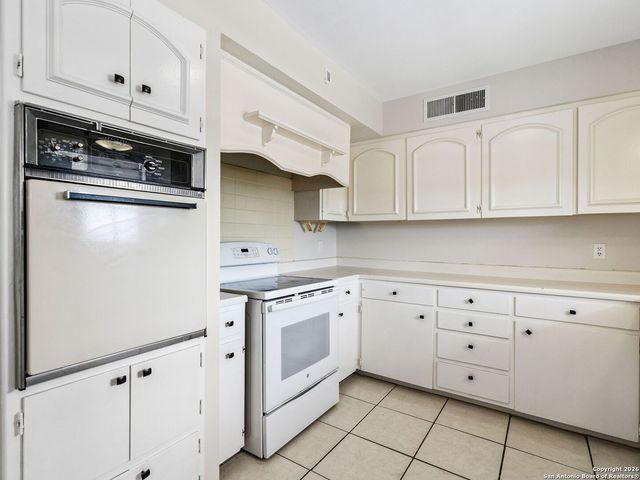 7500 Callaghan Rd Apt 222, San Antonio, TX 78229