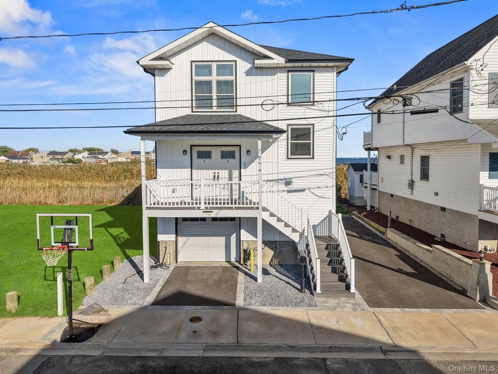 914 Arctic Street, Lindenhurst, NY 11757