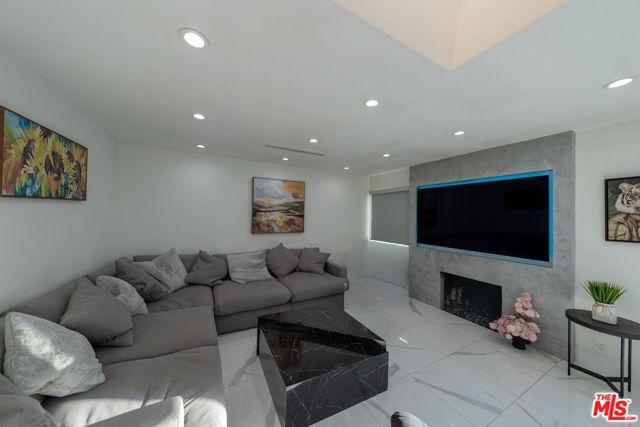 7719 Rhodes Avenue, Los Angeles, CA 91605