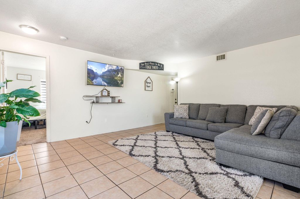 Image 10 of property listing at 9623 El Patron Road SW, Albuquerque, NM 87121