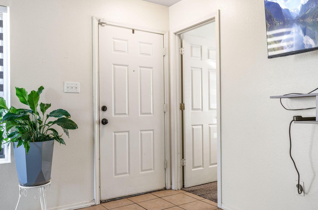 Image 13 of property listing at 9623 El Patron Road SW, Albuquerque, NM 87121