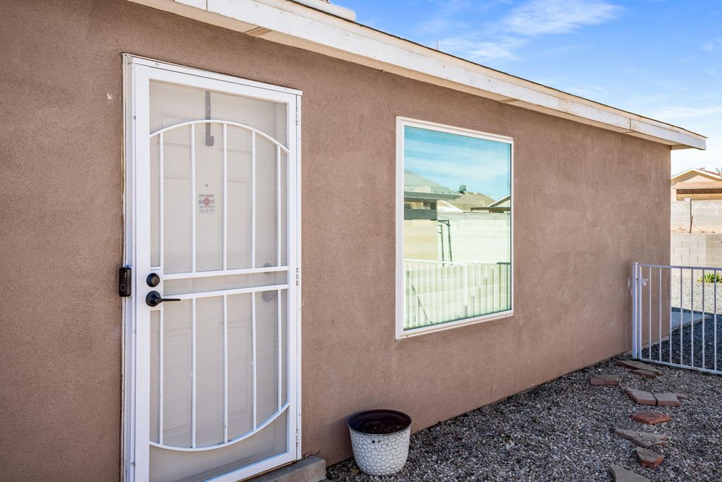Image 4 of property listing at 9623 El Patron Road SW, Albuquerque, NM 87121