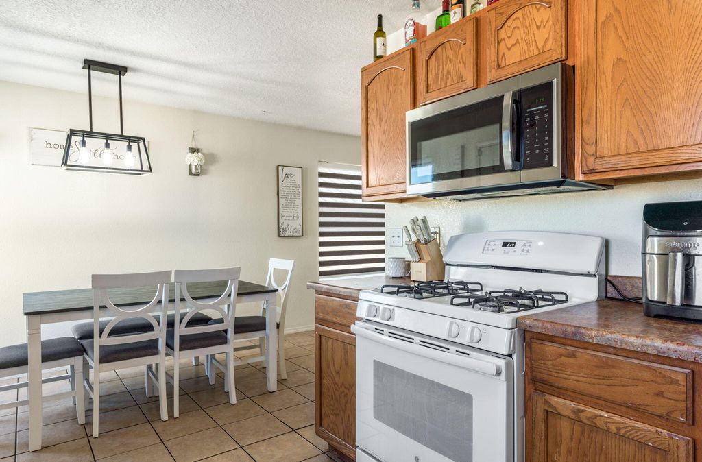 Image 5 of property listing at 9623 El Patron Road SW, Albuquerque, NM 87121