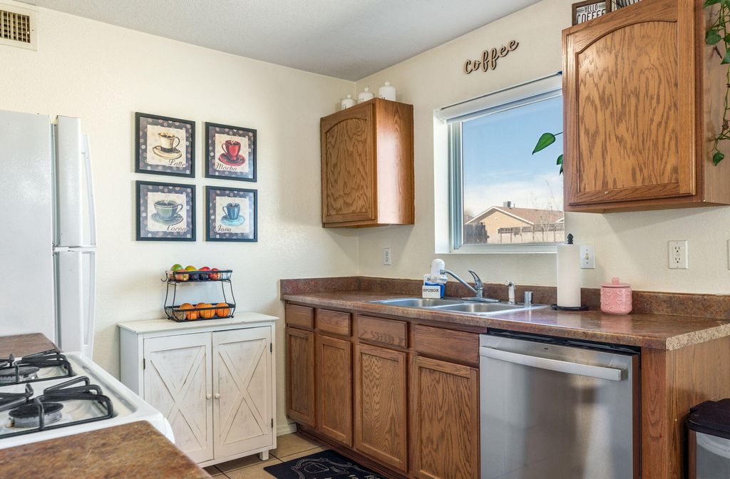 Image 6 of property listing at 9623 El Patron Road SW, Albuquerque, NM 87121