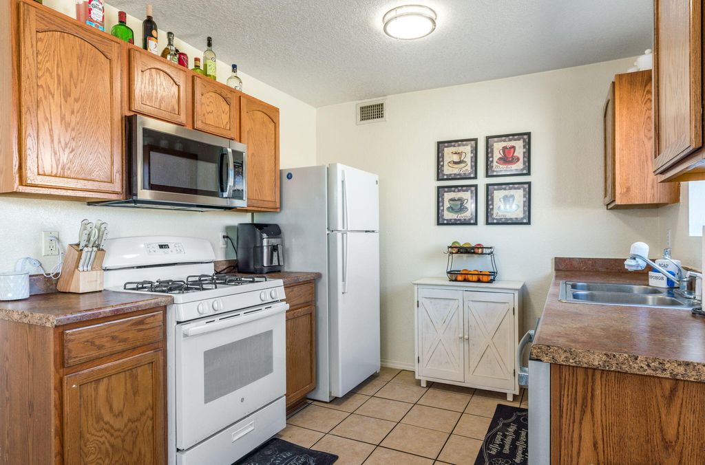 Image 7 of property listing at 9623 El Patron Road SW, Albuquerque, NM 87121