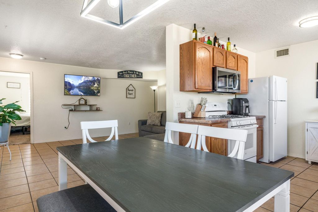 Image 8 of property listing at 9623 El Patron Road SW, Albuquerque, NM 87121