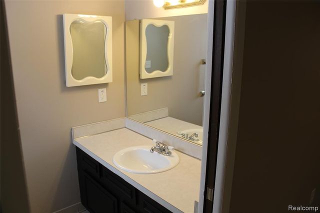 17155 Lincoln Drive, Southfield, MI 48076