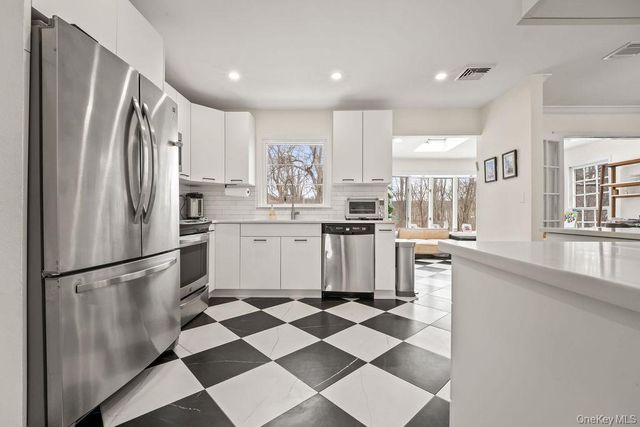 10 Cottage Lane, Suffern, NY 10901