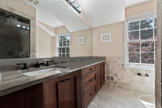 140 Linda Court, Bloomfield Hills, MI 48304