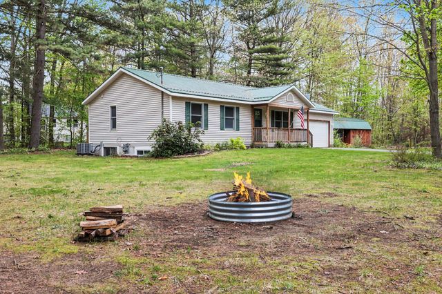 15441 Meddler Avenue NE, Gowen, MI 49326