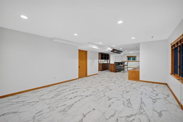 5924 Highland Circle, West Des Moines, IA 50266