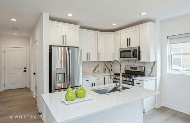 823 N La Grange Road 1, La Grange Park, IL 60526