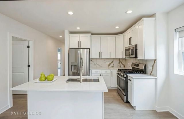 823 N La Grange Road 1, La Grange Park, IL 60526