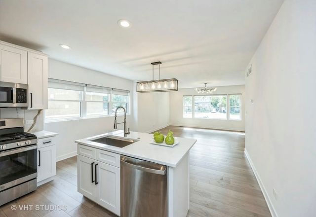 823 N La Grange Road 1, La Grange Park, IL 60526