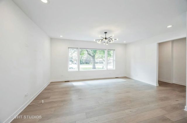 823 N La Grange Road 1, La Grange Park, IL 60526