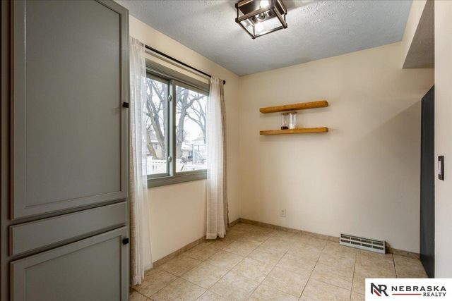 820 N 121st Street, Omaha, NE 68154