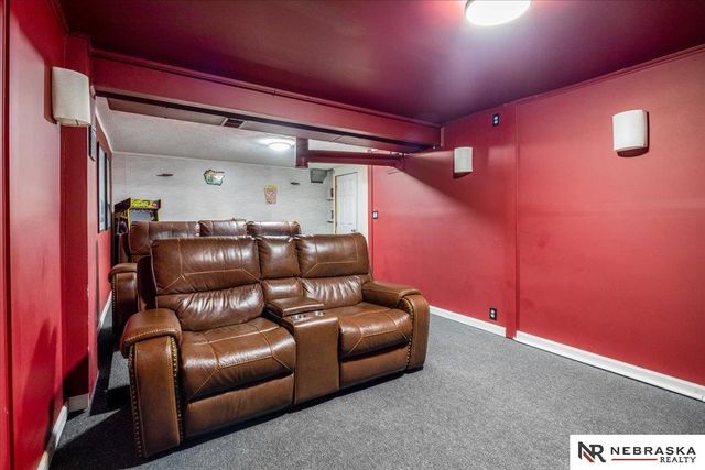 820 N 121st Street, Omaha, NE 68154