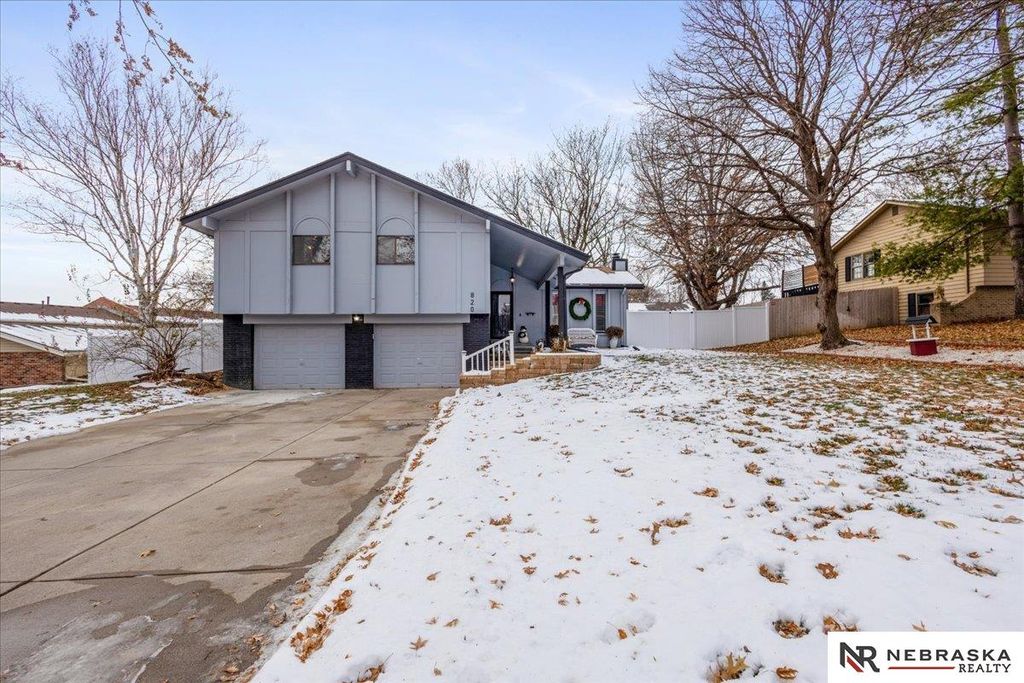 820 N 121st Street, Omaha, NE 68154