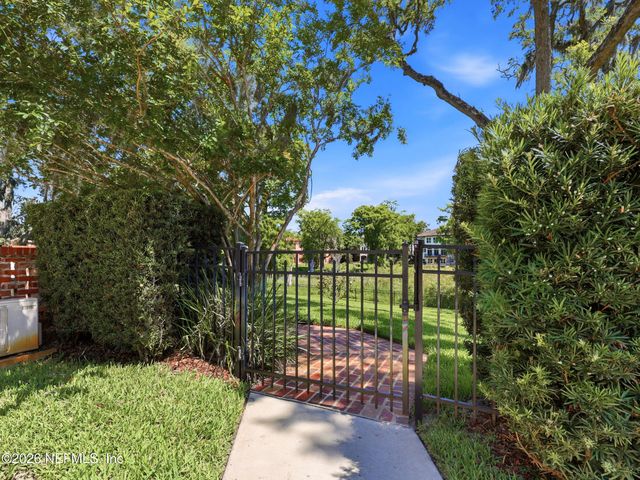 943 BROOKWOOD Road, Jacksonville, FL 32207